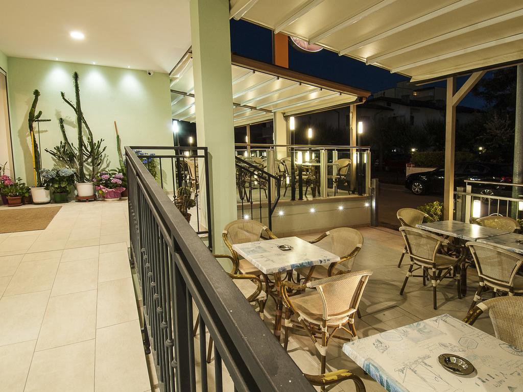 Hotel Bahamas Lido Di Savio Exterior foto